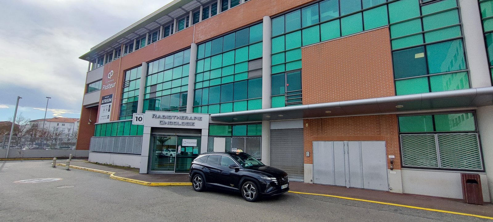 Taxi VSL Blackline devant la Clinique Pasteur Toulouse